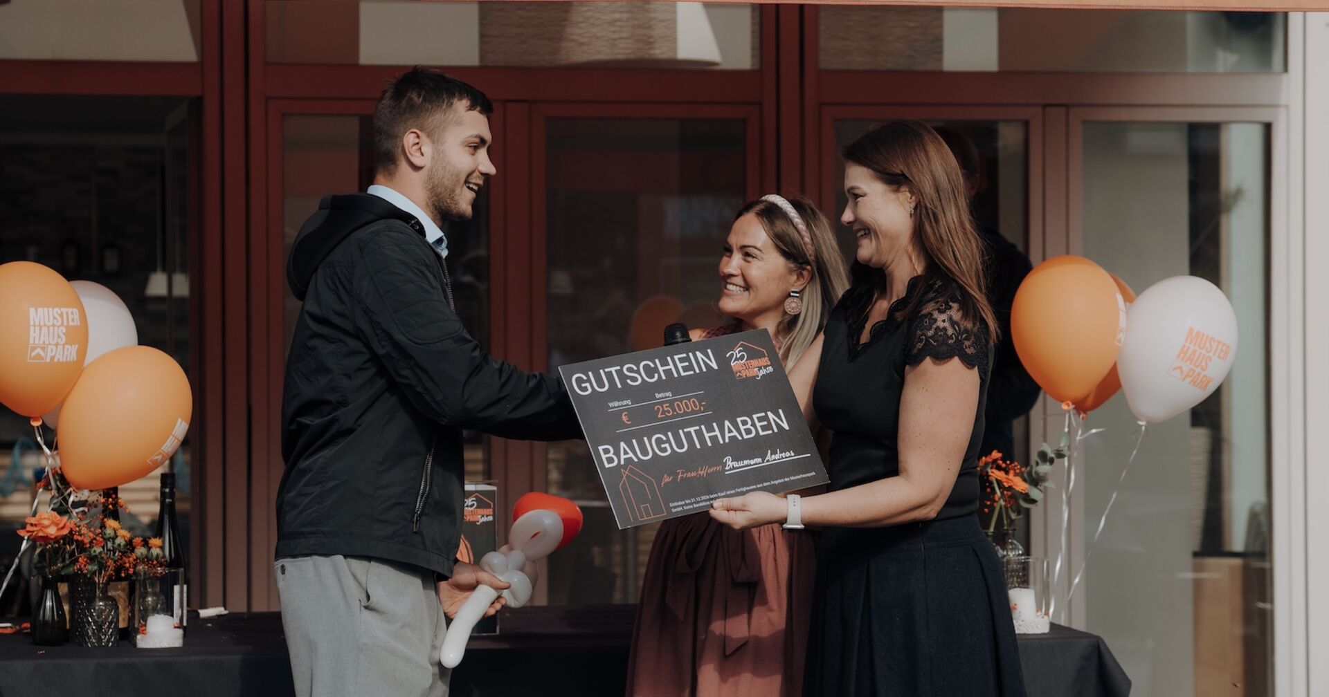 Symbolische Scheckübergabe