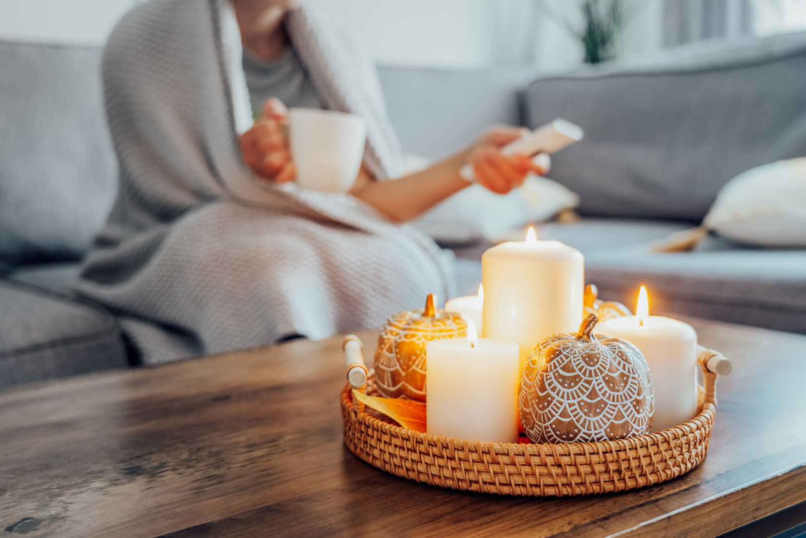 Brennende Kerzen stehen auf einem Tisch | Credit: iStock.com/OKrasyuk