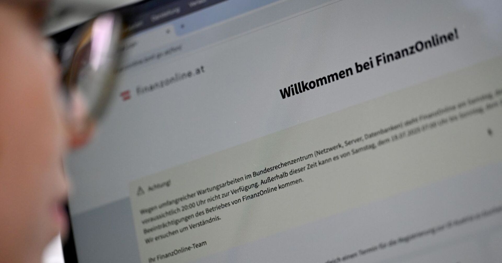 Eine junge Frau betrachte die Website von Finanz Online am Bildschirm eines Computers am Mittwoch, 16. Juli 2025, in Wien. Illustration zur PK mit dem Titel "Finanz Online - der einfache und sichere Weg zur Arbeitnehmerveranlagung?