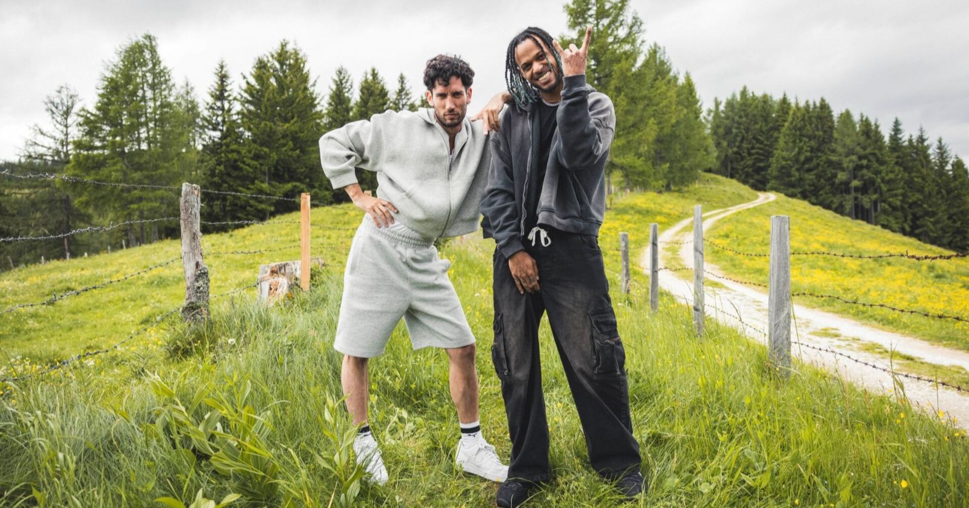 Ferry und Marvin posieren zusammen auf einer Wiese