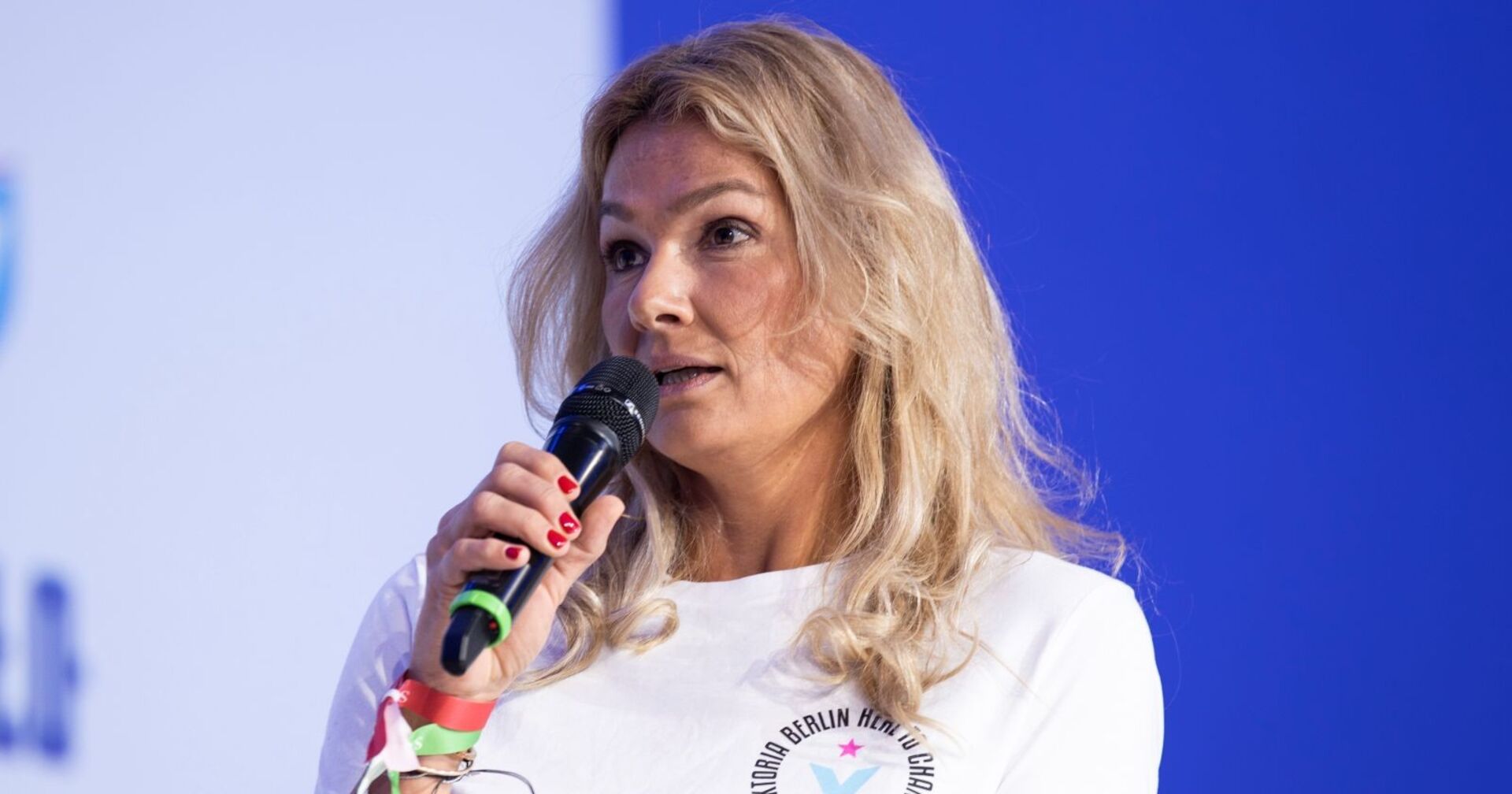 Franziska van Almsick mit Mikrophon