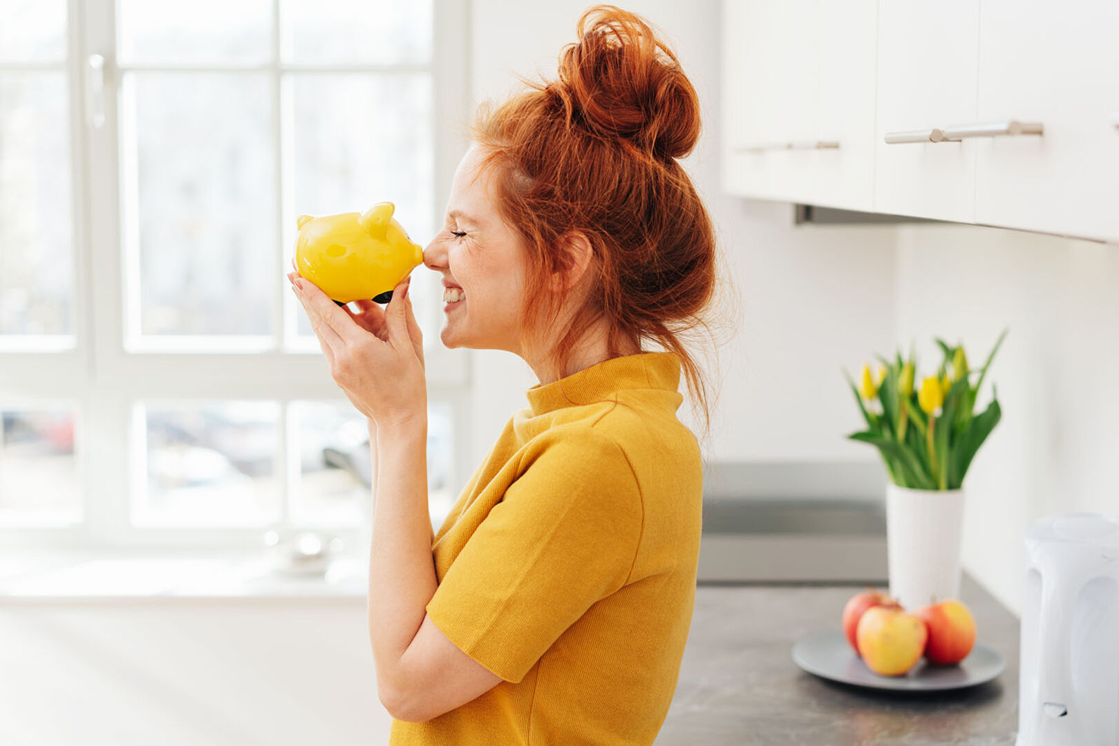 Frau hält Sparschwein in der Hand | Credit: iStock.com/stockfour