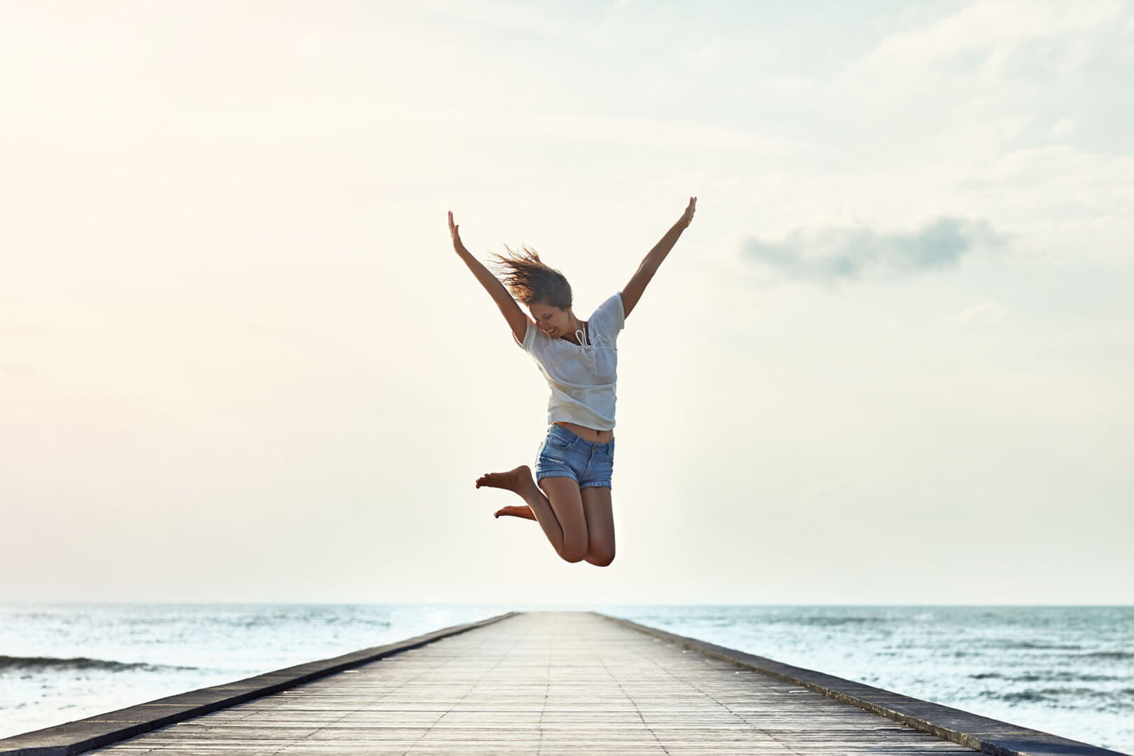 Frau springt in die Höhe | Credit: iStock.com/Viktor_Gladkov