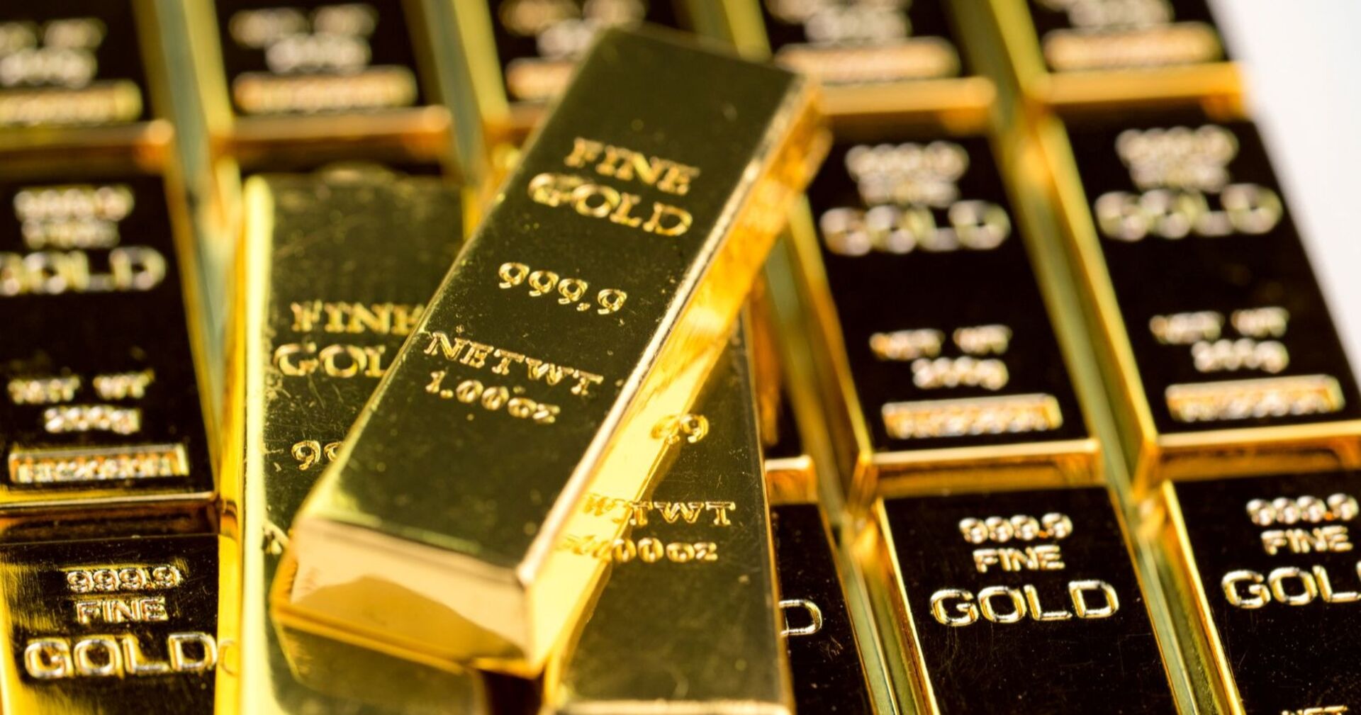 Goldbarren gestapelt – Symbolbild zur Goldpreis Prognose 2025 mit Rekorden über 3.800 Dollar und möglichen Anstieg bis 5.000 Dollar