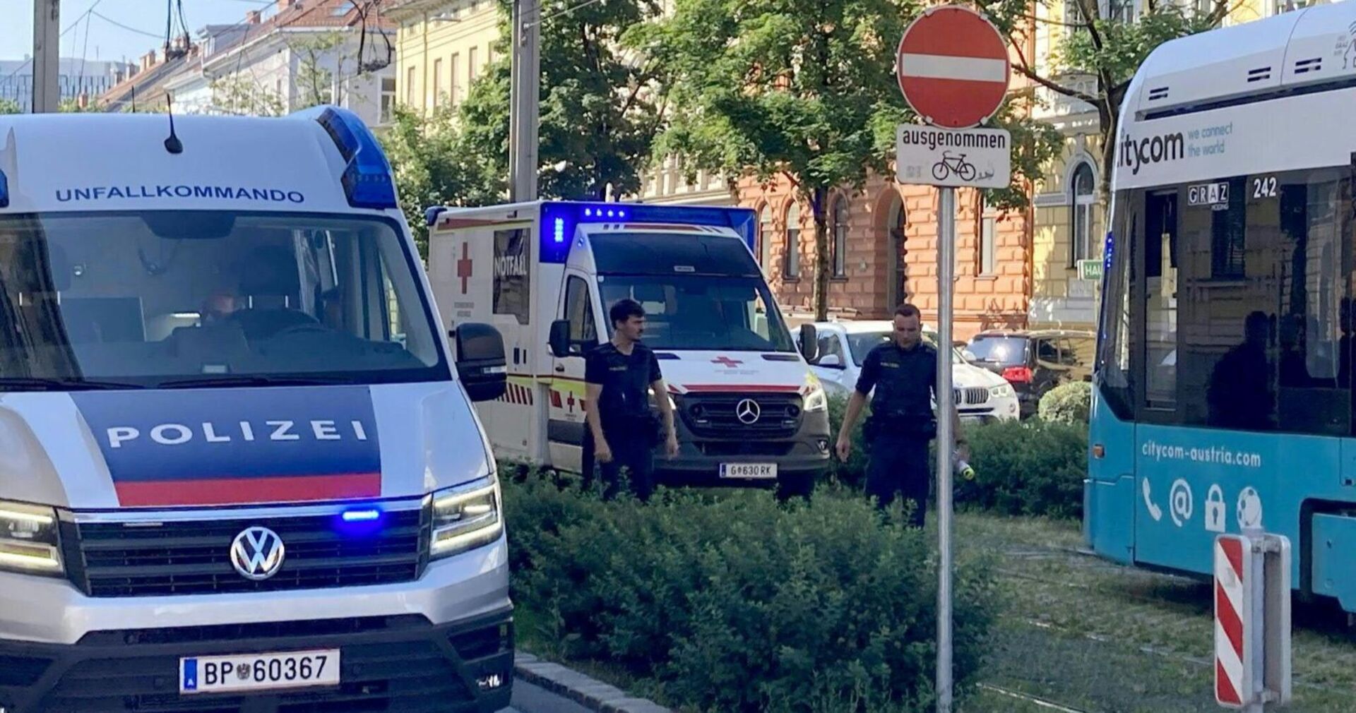 Einsatzkräfte von Polizei und Rettung bei einem schweren Straßenbahnunfall in Graz 2023, Straßenbahn und Einsatzfahrzeuge an der Unfallstelle.