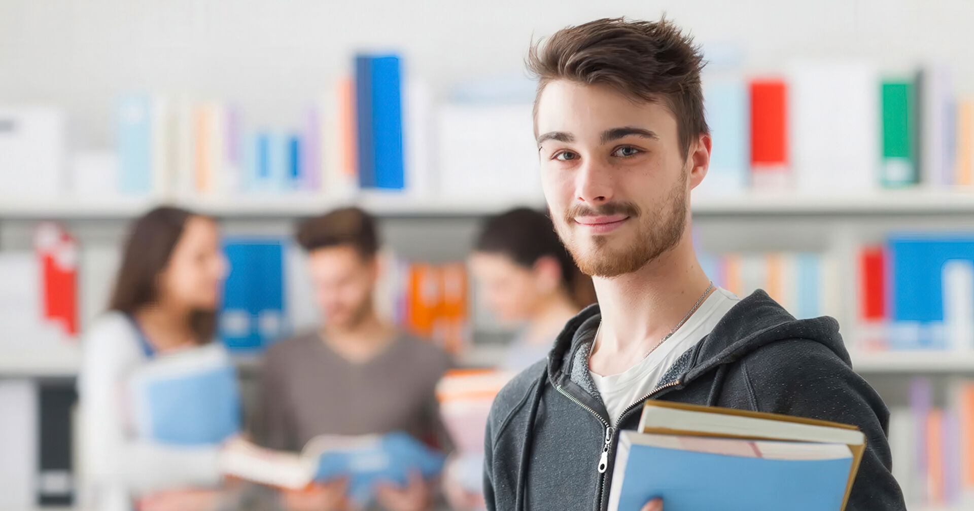 Schüler mit Büchern | Credit: stock.adobe.com/stokkete