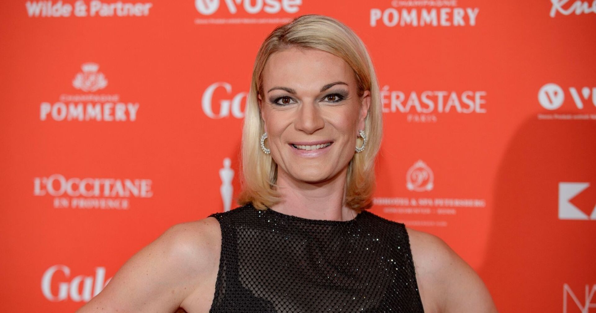 Maria Riesch lächelt in einem schwarzen Kleid