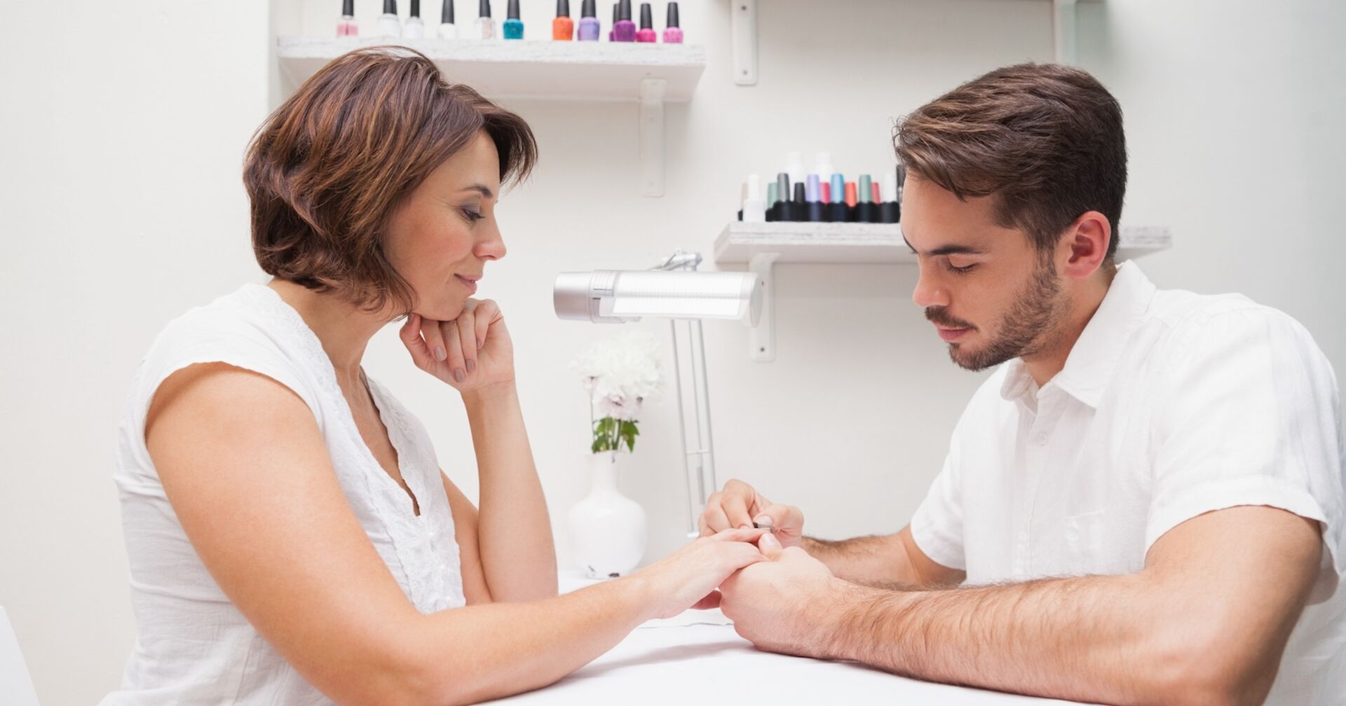 Mann behandelt Frau, beide in weiß gekleidet