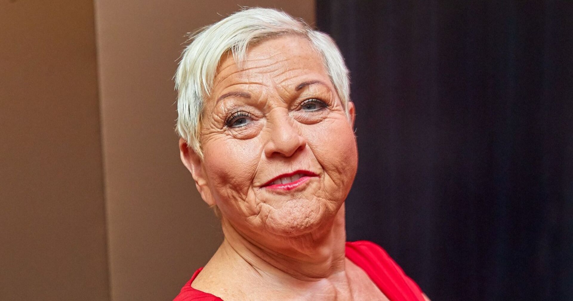 Jazz Gitti mit einem roten Oberteil