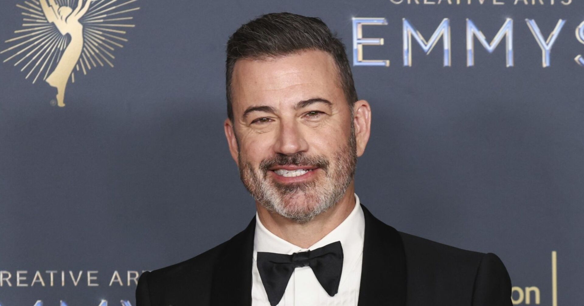 Jimmy Kimmel im Smoking bei der Emmy Verleihung 2025, seine Show wurde nach Kommentaren zum Mord an Charlie Kirk abgesetzt.