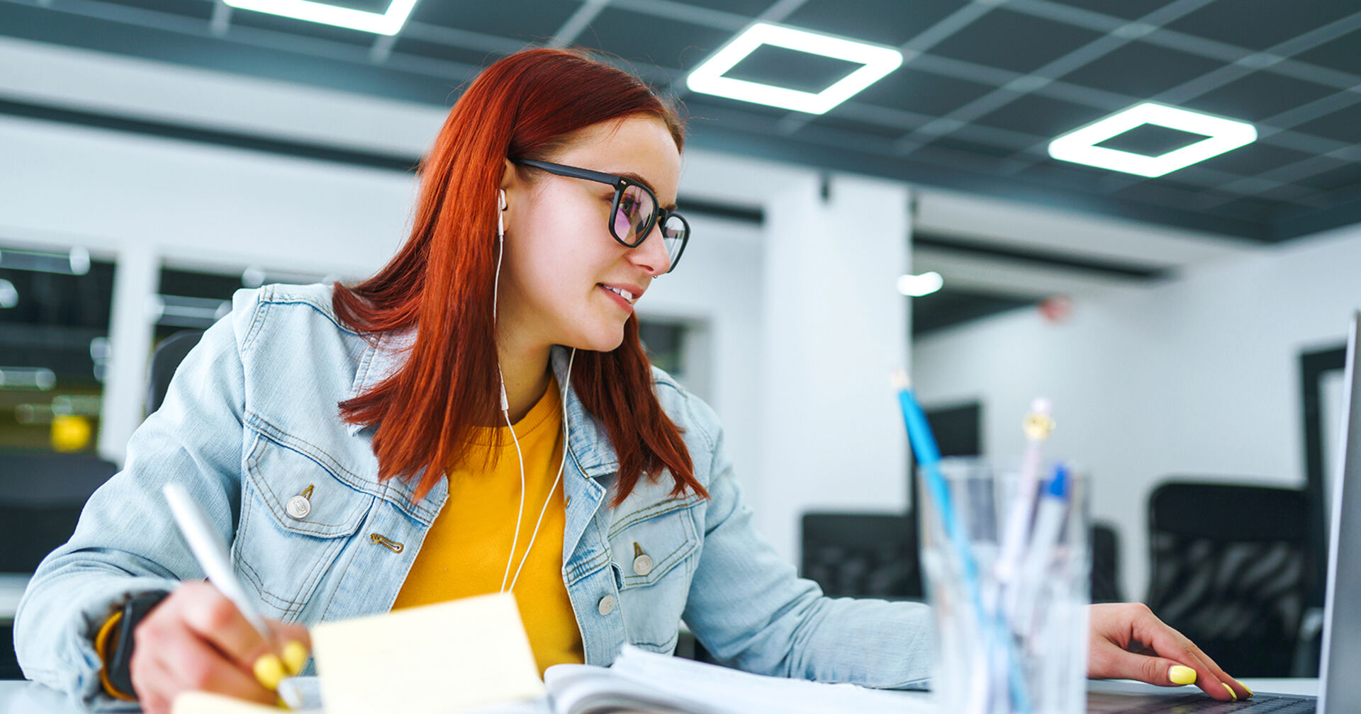 Junge Frau beim Arbeiten | Credit: stock.adobe.com/maxbelchenko