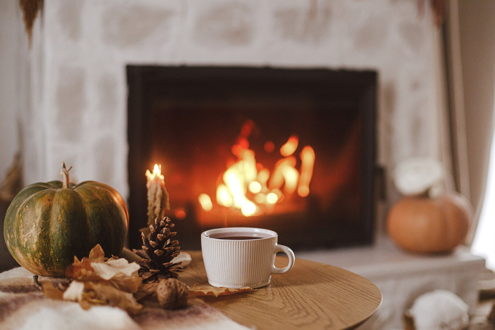 Kamin mit Kürbissen dekoriert | Credit: iStock.com/Bogdan Kurylo