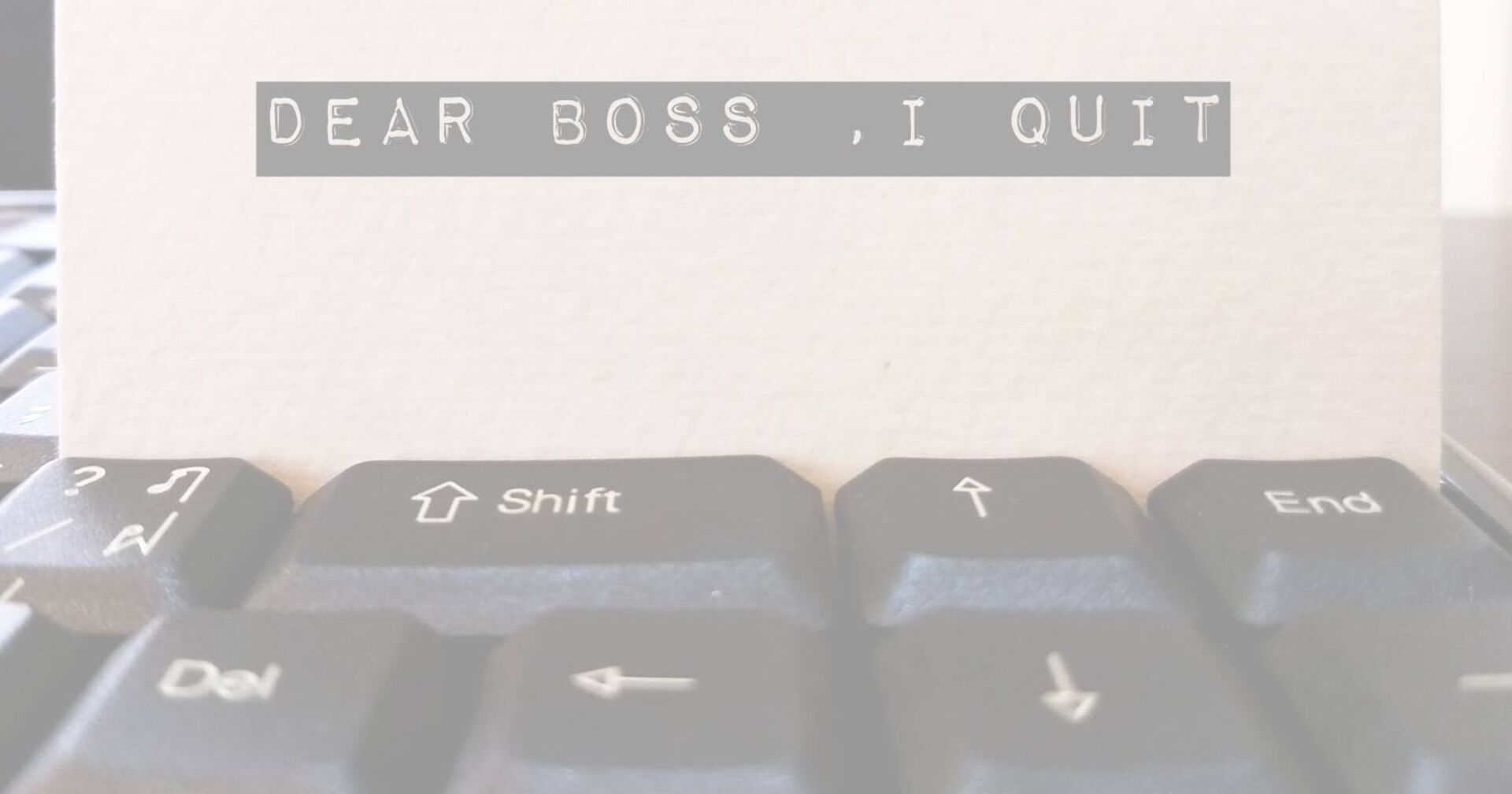Eine Computertastatur, hinter der ein Blatt Papier mit der Aufschrift "Dear boss, I quit" zu sehen ist