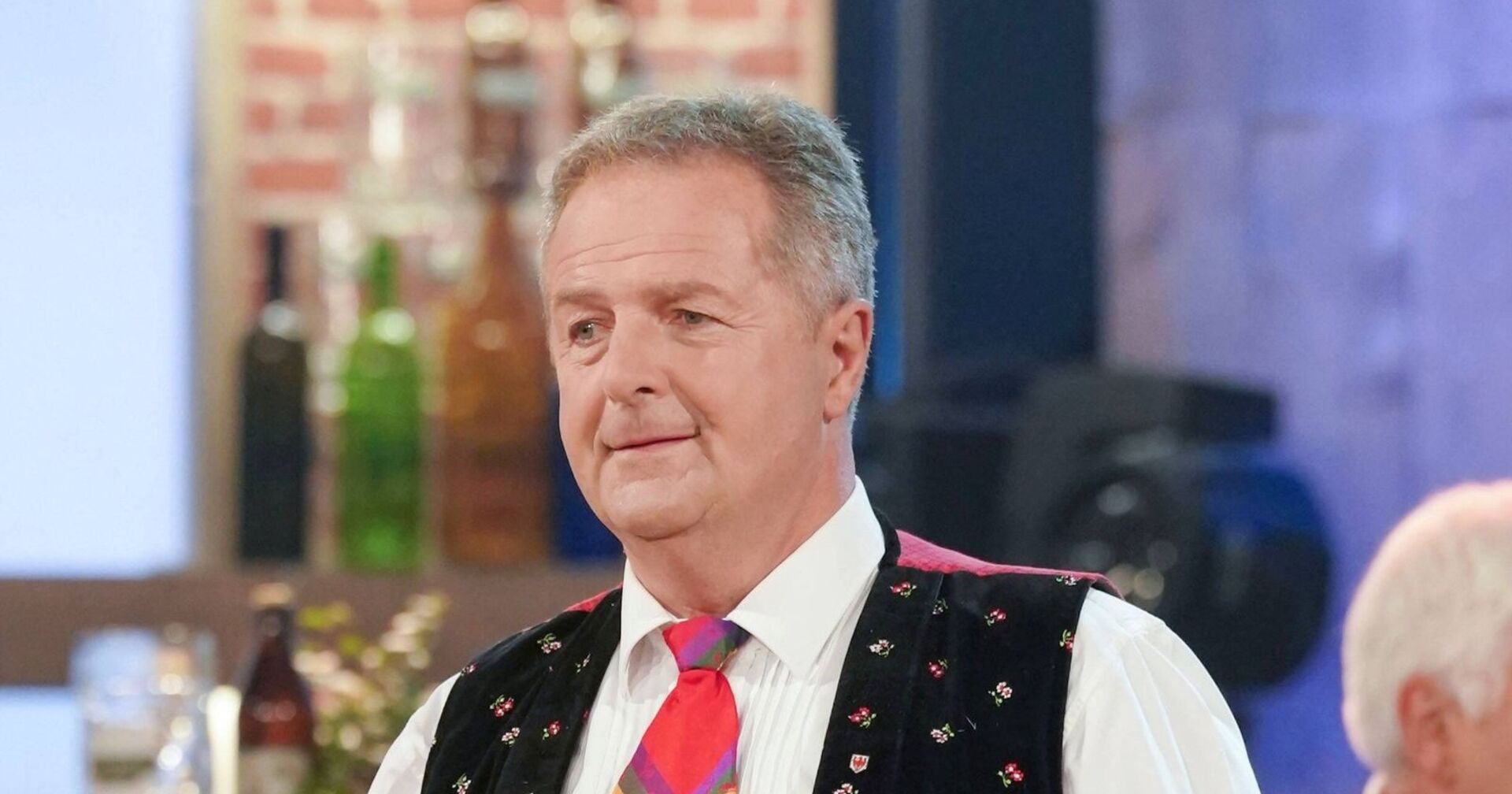 Norbert Rier, Sänger der Kastelruther Spatzen, im traditionellen Bühnenoutfit während eines Auftritts vor seinem Schlaganfall.