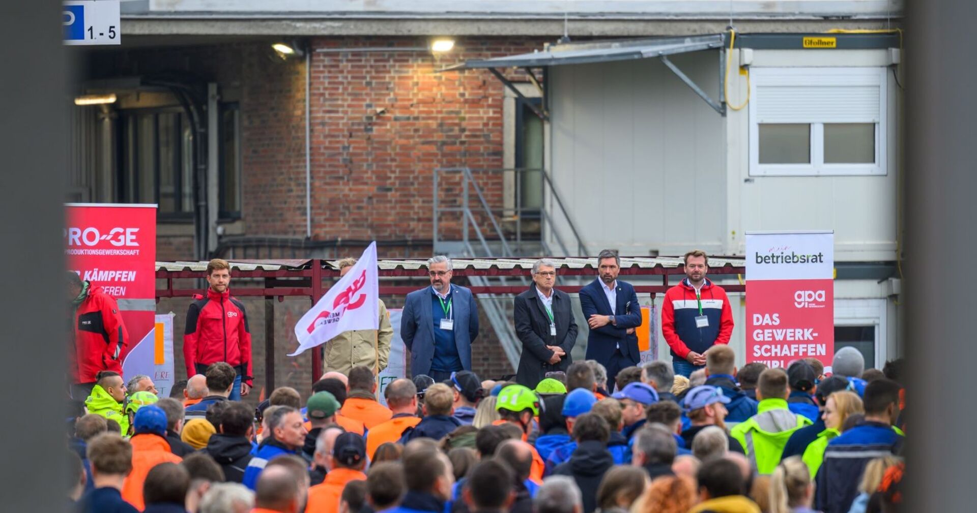 Proteste bei Lenzing in Oberösterreich: Beschäftigte, Betriebsrat und Gewerkschaften demonstrieren gegen den Stellenabbau von 600 Jobs beim Faserhersteller.