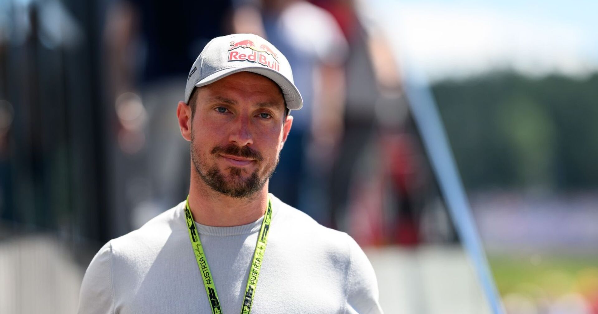 Marcel Hirscher bestätigt die heimliche Hochzeit mit Freundin Lucy – Ski-Star trägt Ring und bereitet sich auf Weltcup-Comeback und Olympia 2026 vor.