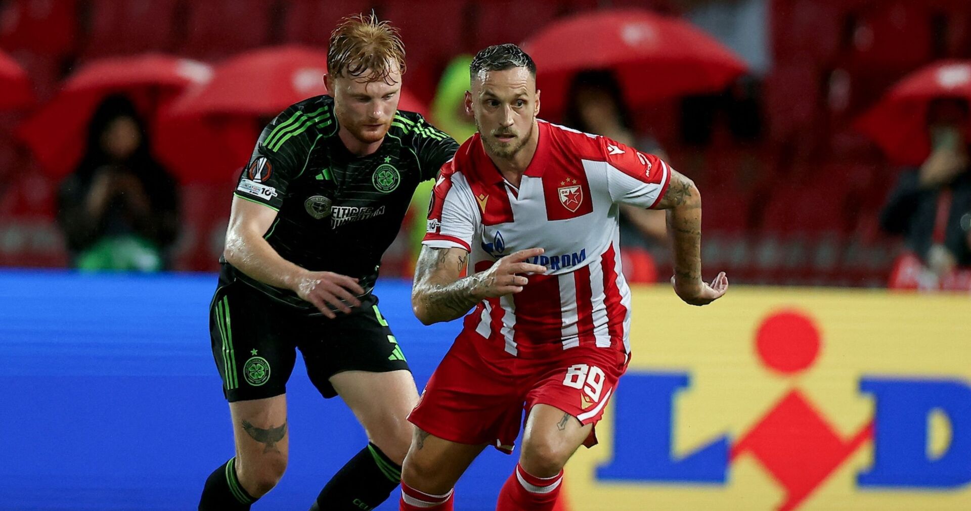 Marko Arnautovic im Duell mit Celtics Liam Scales beim Europa-League-Spiel in Belgrad.