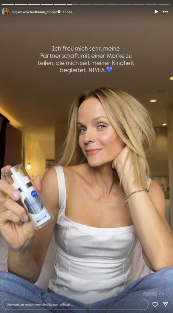 Mirjam Weichselbraun posiert auf Instagram
