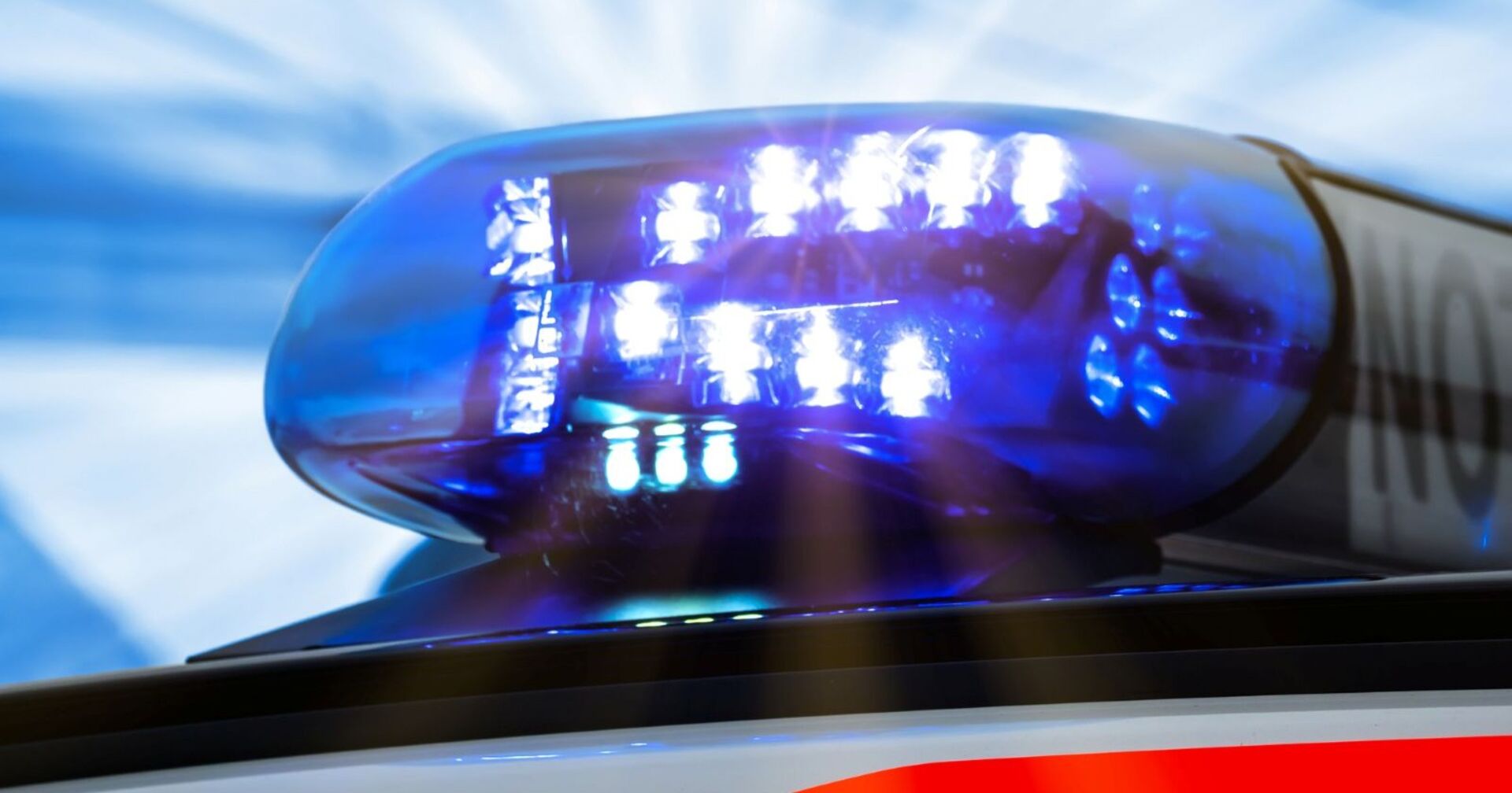 Leuchtende Rettungssirene auf einem Notarzt-Fahrzeug
