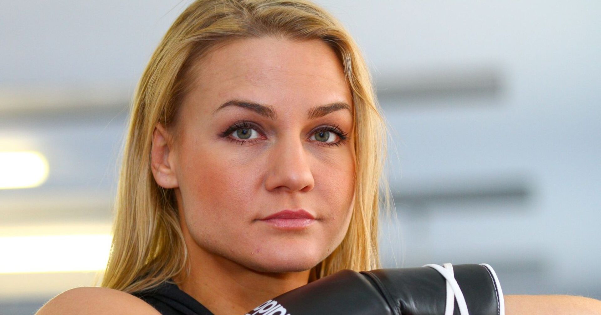 Boxerin Nicole Wesner mit ernstem Gesichtsausdruck