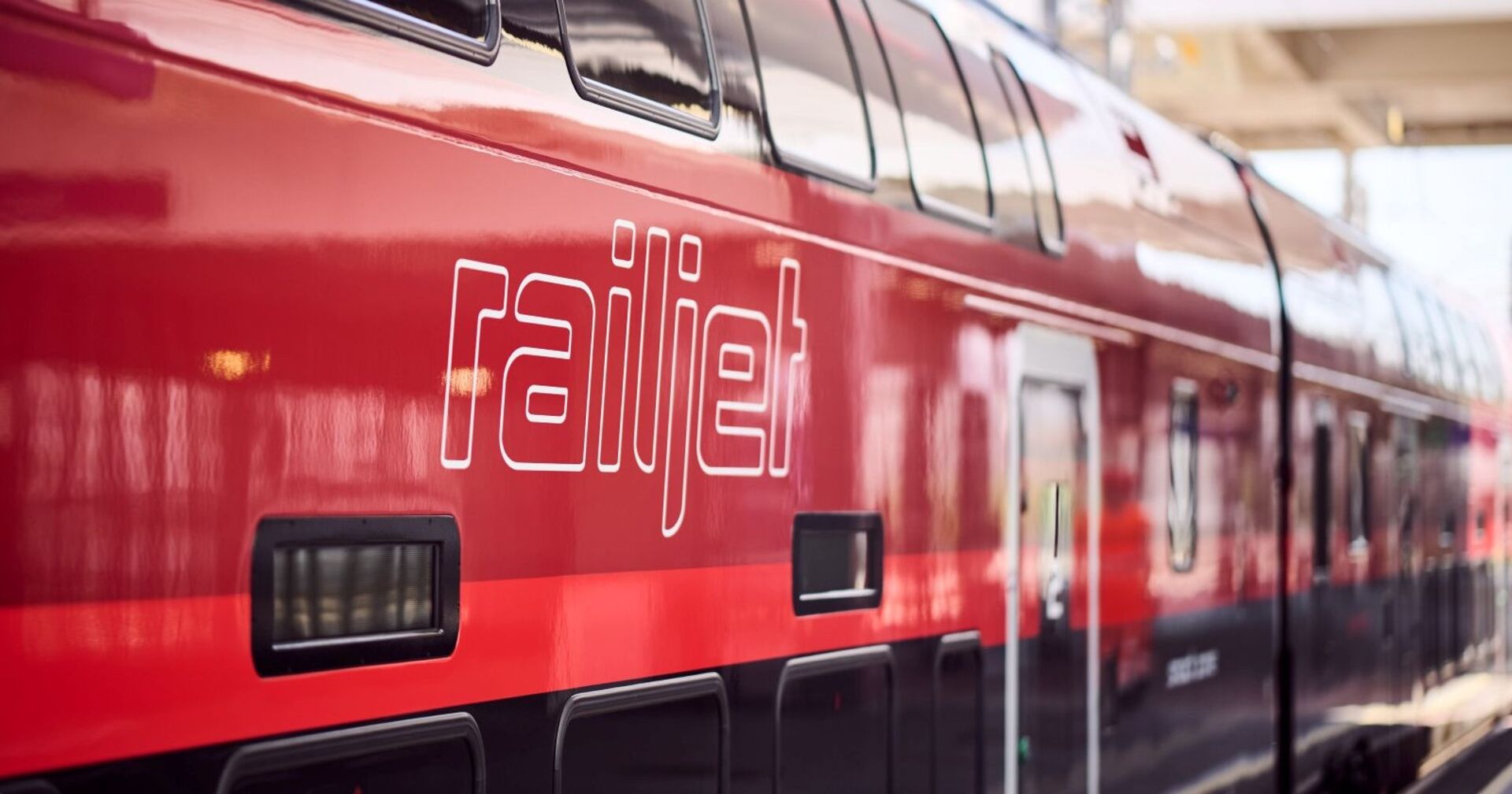 Außenansicht eines neuen Railjet "DOSTO" Zuges der ÖBB