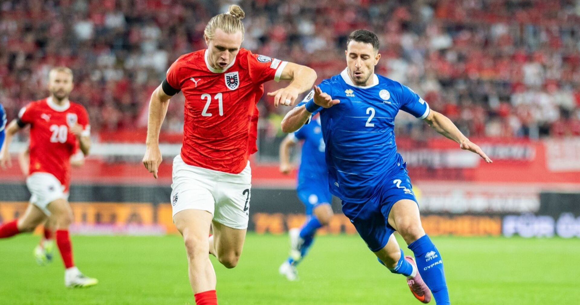 Patrick Wimmer (AUT) uind Kostas Pileas (CYP) am Samstag, 06. September 2025, während des Spiels zur WM-Qualifikation, Gruppe H, 5. Runde, zwischen Österreich und Zypern in Linz