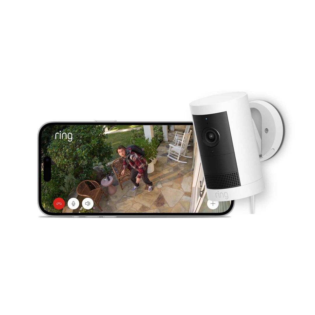 Am Smartphone-Display sieht man ein Standbild der nebenbei platzierten Kamera, in dem ein Einbrecher zu sehen ist.