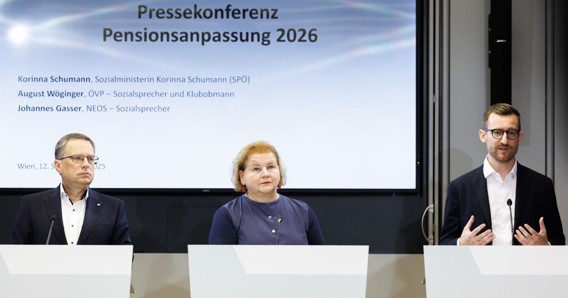 ÖVP-Sozialsprecher August Wöginger, Sozialministerin Korinna Schumann (SPÖ) und NEOS-Sozialsprecher Johannes Gasser am Freitag, 12. September 2025, anl. einer PK "Pensionsanpassung 2026" der Bundesregierung in Wien