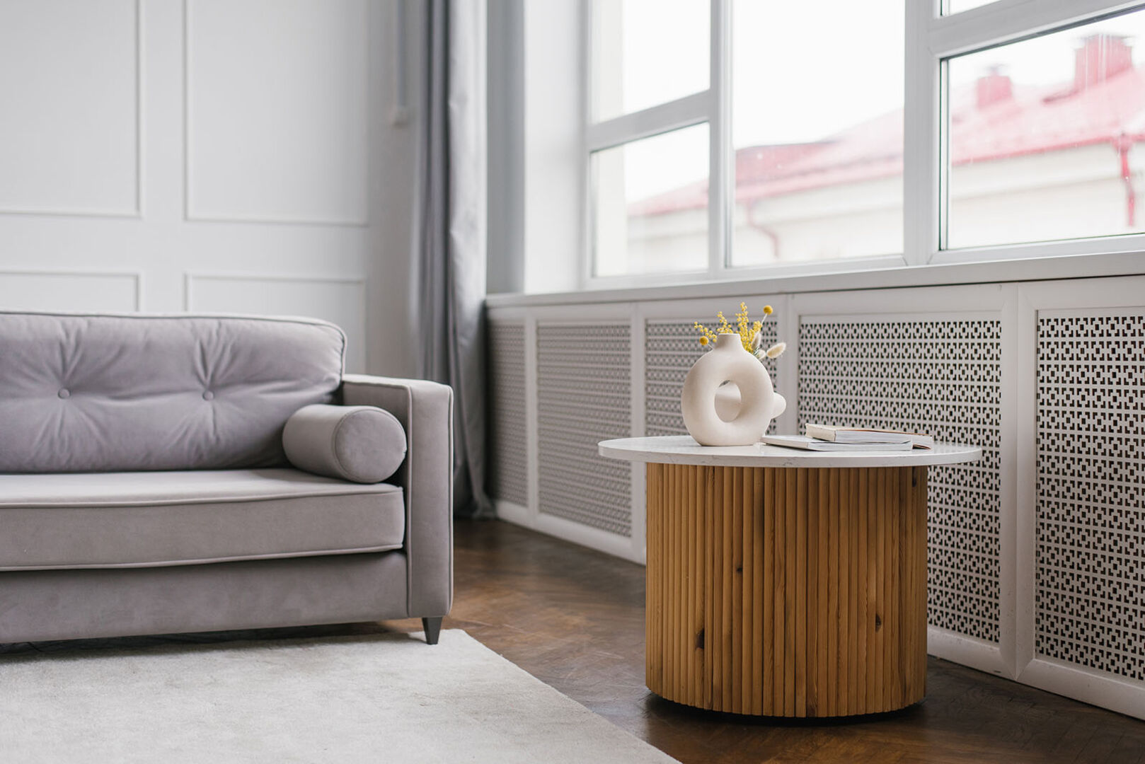 Beistelltisch steht neben einer Couch | Credit: iStock.com/Rymasheuskaya Volha
