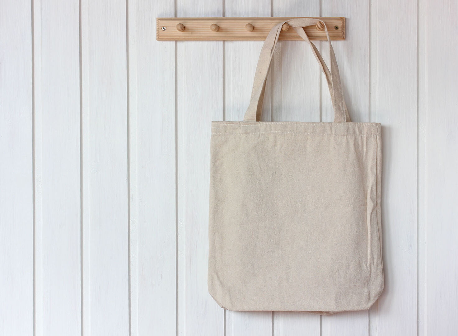 Stofftasche henkt an der Wand | Credit: iStock.com/MaskaRad