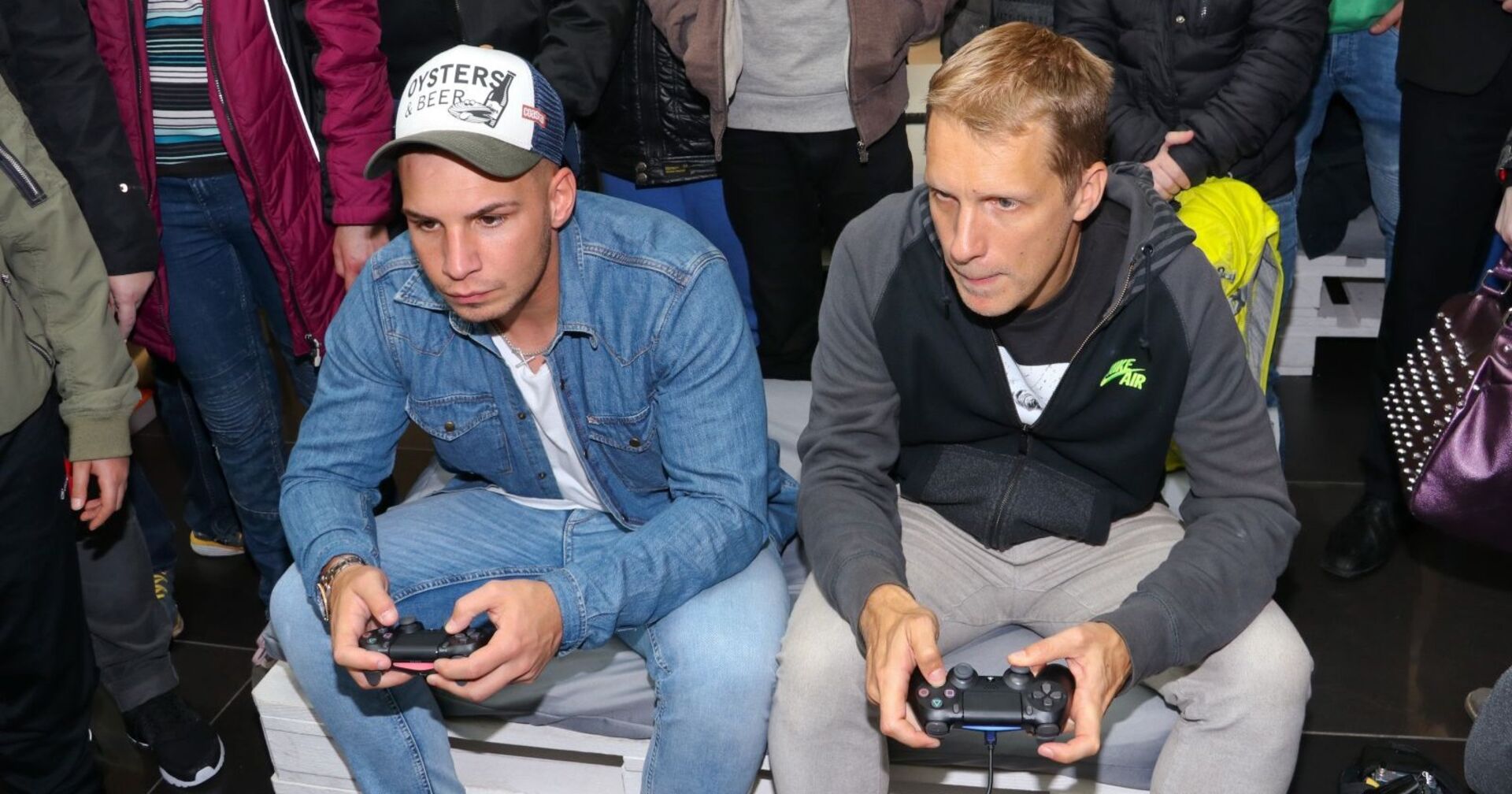Pietro Lombardi und Oliver Pocher spielen ein Spiel