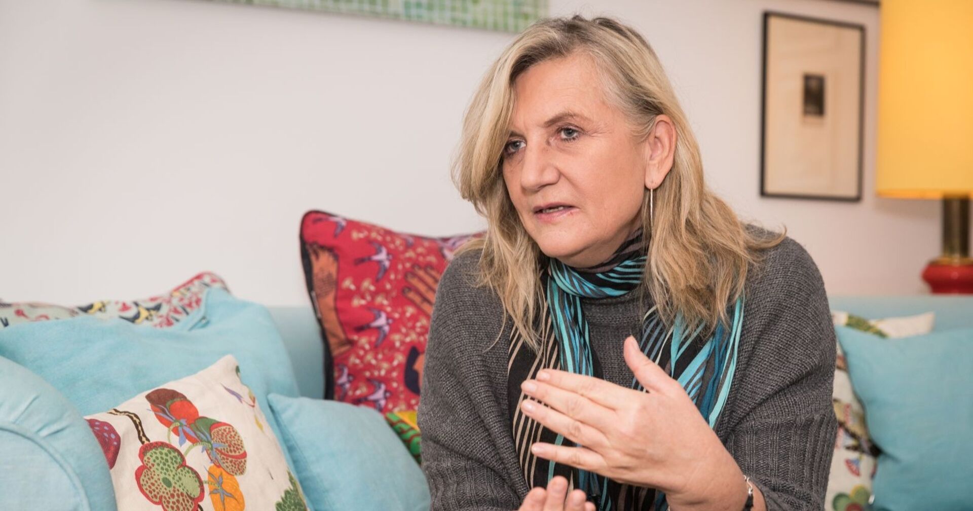 Angelika Hager mit Schal auf Couch