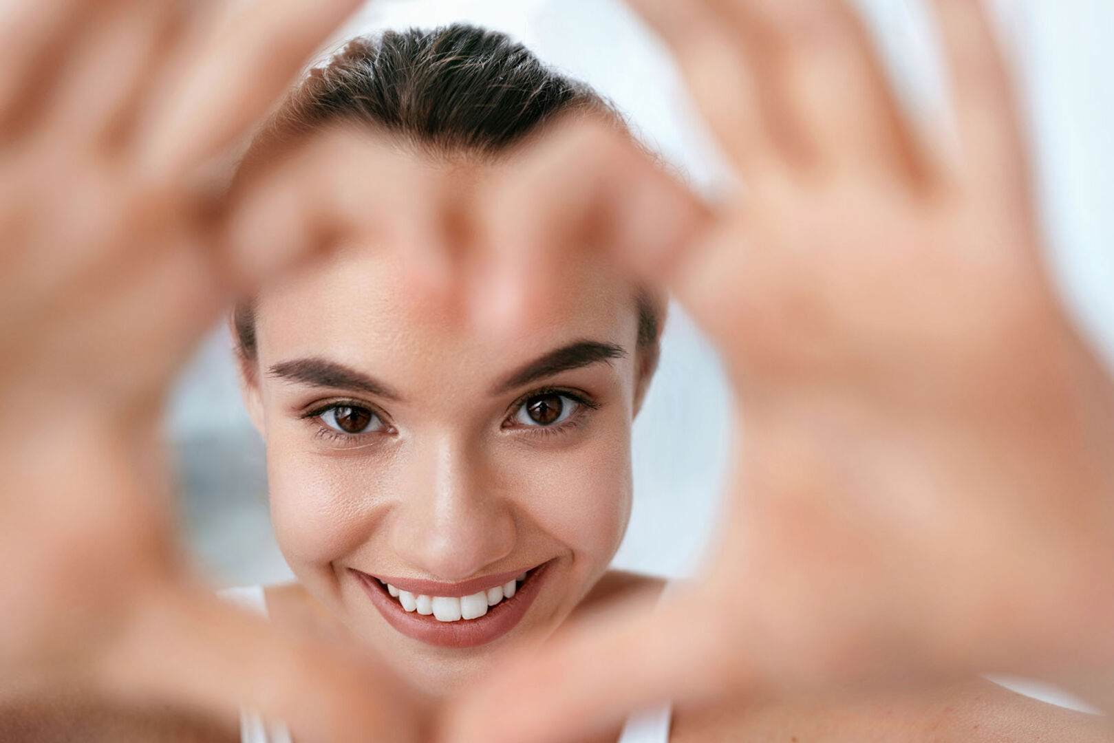 Frau formt mit Fingern ein Herz | Credit: iStock.com/puhhha