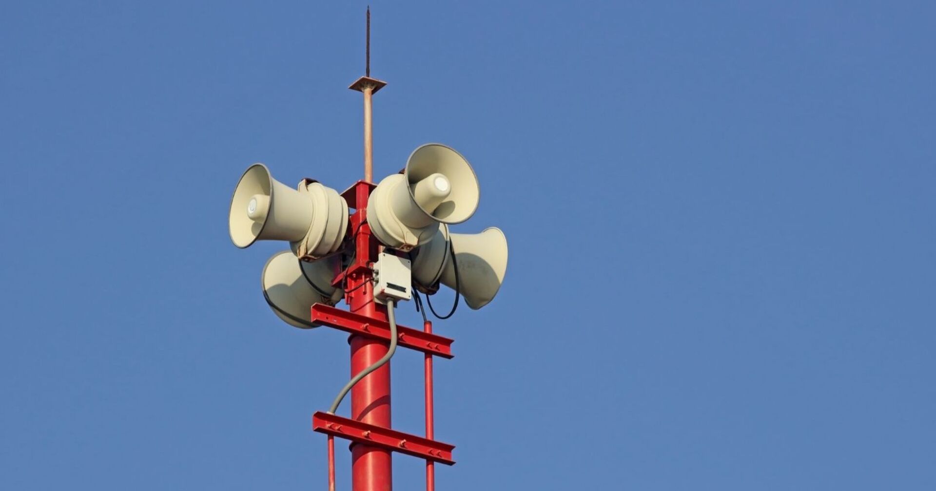 Tannoy-Lautsprecher hoch oben auf einem roten Turm