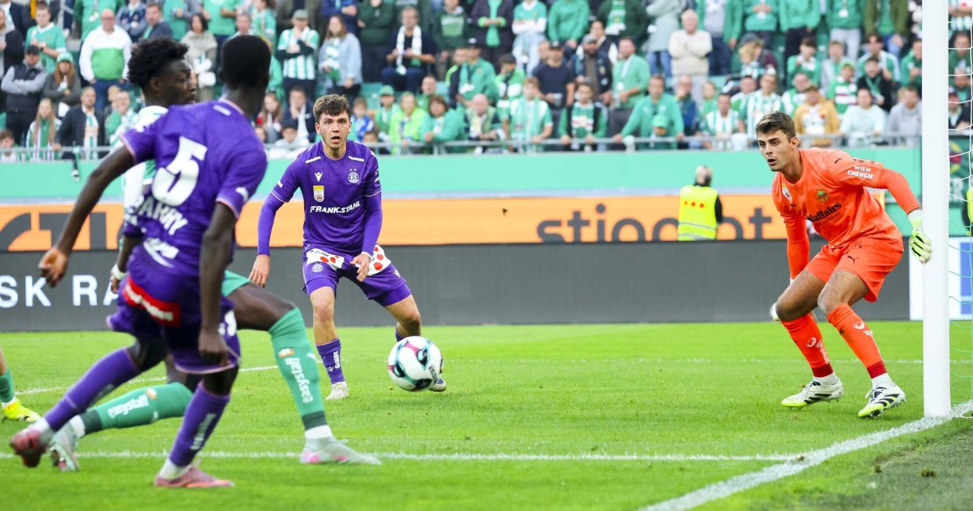 orszene mit Abubakr Barry (AUSTRIA), Noah Botic (AUSTRIA) und Tormann Niklas Hedl (Rapid) am Sonntag, 28. September 2025, anl. einer Fußball-Bundesliga-Begegnung zwischen SK Rapid und FK Austria Wien im Allianz Stadion in Wien