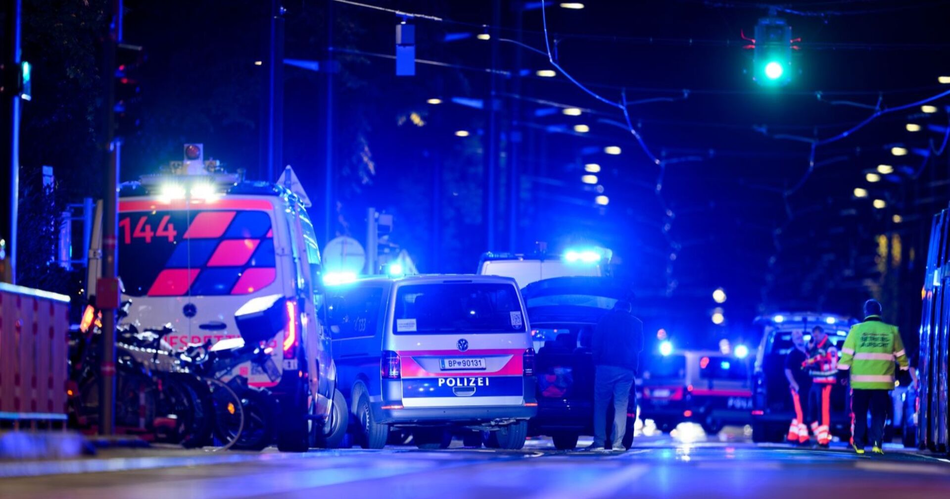 Mehrere Polizei- und Rettungsfahrzeuge mit Blaulicht in Wien-Leopoldstadt nach einem tödlichen Schusswechsel.