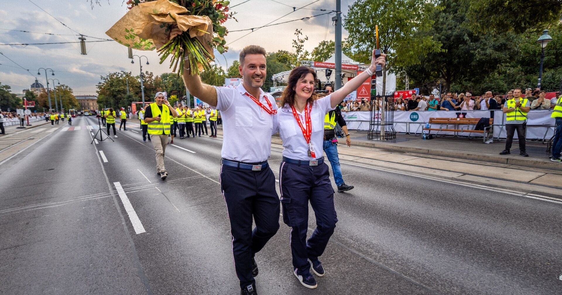 Ein Mann und eine Frau der Wiener Linien lassen sich am Ring feiern