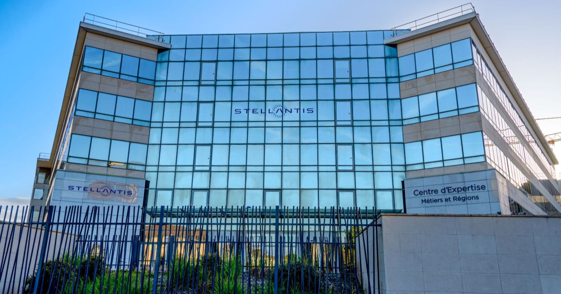 Außenansicht der französischen Zentrale von Stellantis, Poissy, Frankreich