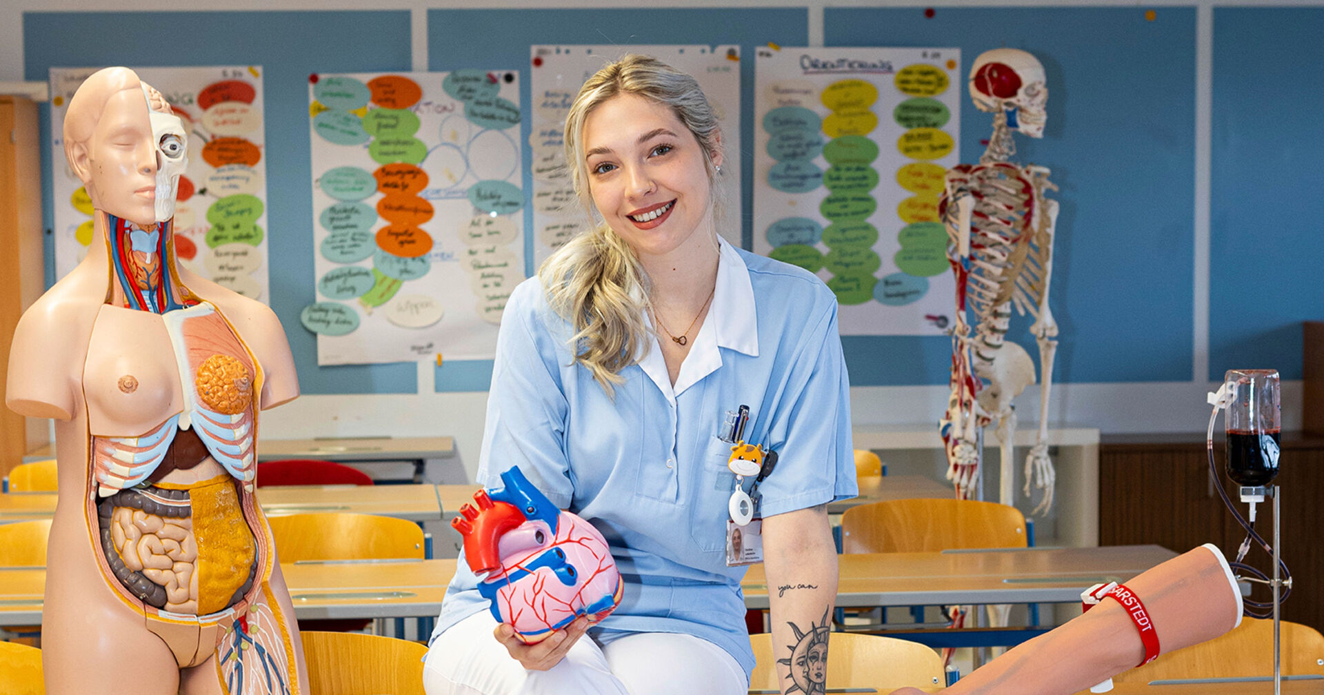 Mädchen sitzt im Klassenzimmer | Credit: photograefin.at