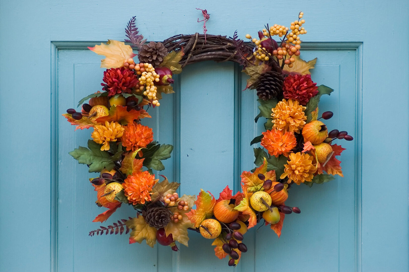 Herbstlicher Türkranz an einem Holztor | Credit: iStock.com/GJS