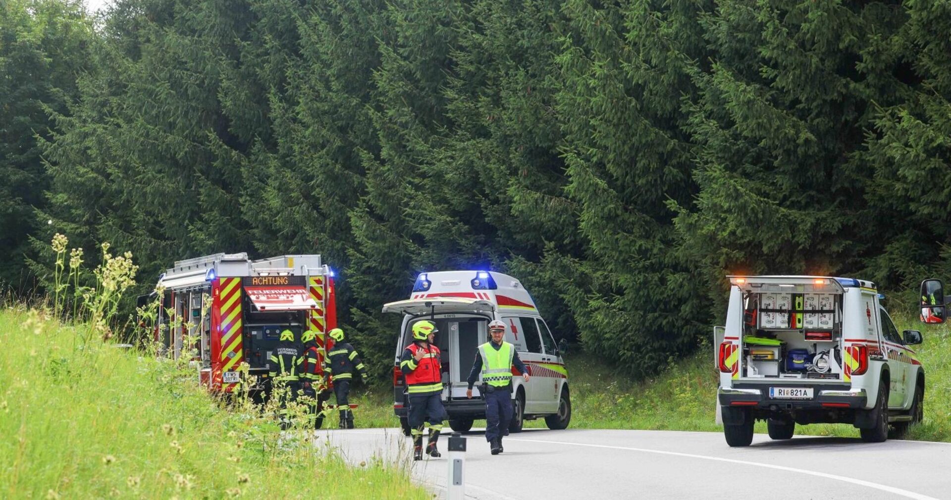 Rettungskräfte an einen Unfallort.