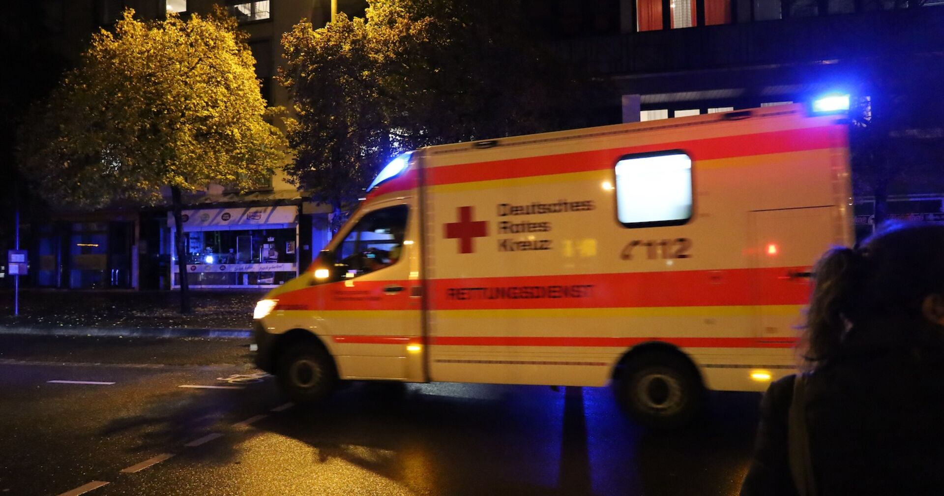 Rettungswagen bei einem nächtlichen Einsatz.