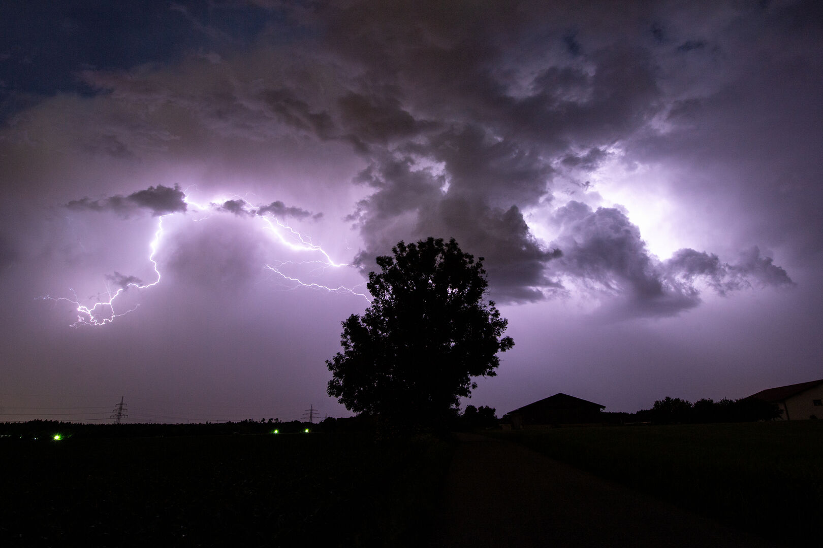 Von Westen ziehen Schauer und teils kräftige Gewitter bis nach Kärnten.