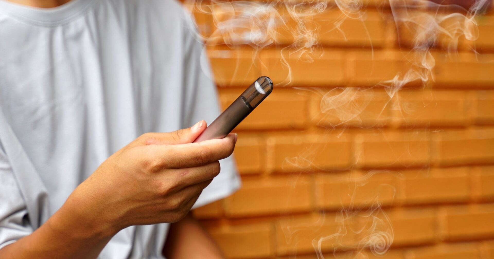 Ein Jugendlicher raucht eine Vape.