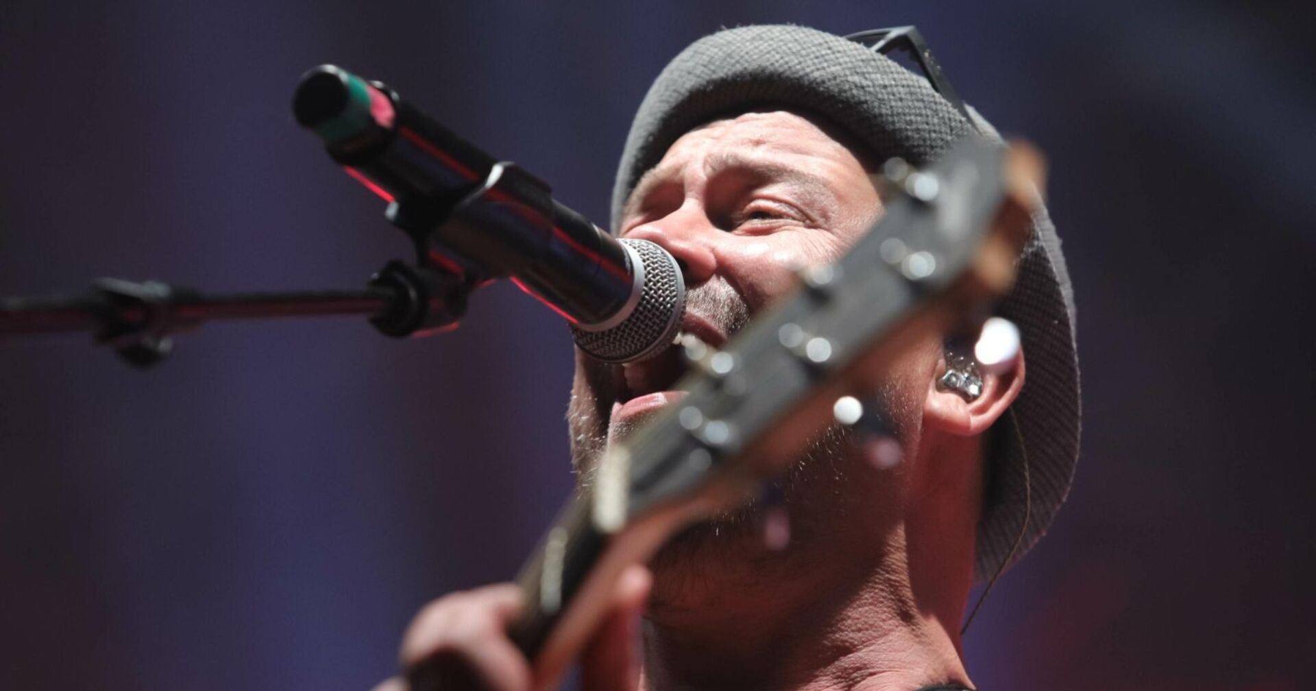 Martin „Soberl“ Sobotka von Wiener Wahnsinn singt bei einem Konzert ins Mikrofon – der Frontmann ist überraschend verstorben