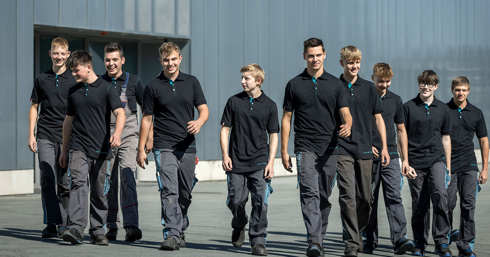 Gruppe junger Burschen vor der Kulisse eines Gebäudes | Credit: Binder + Co