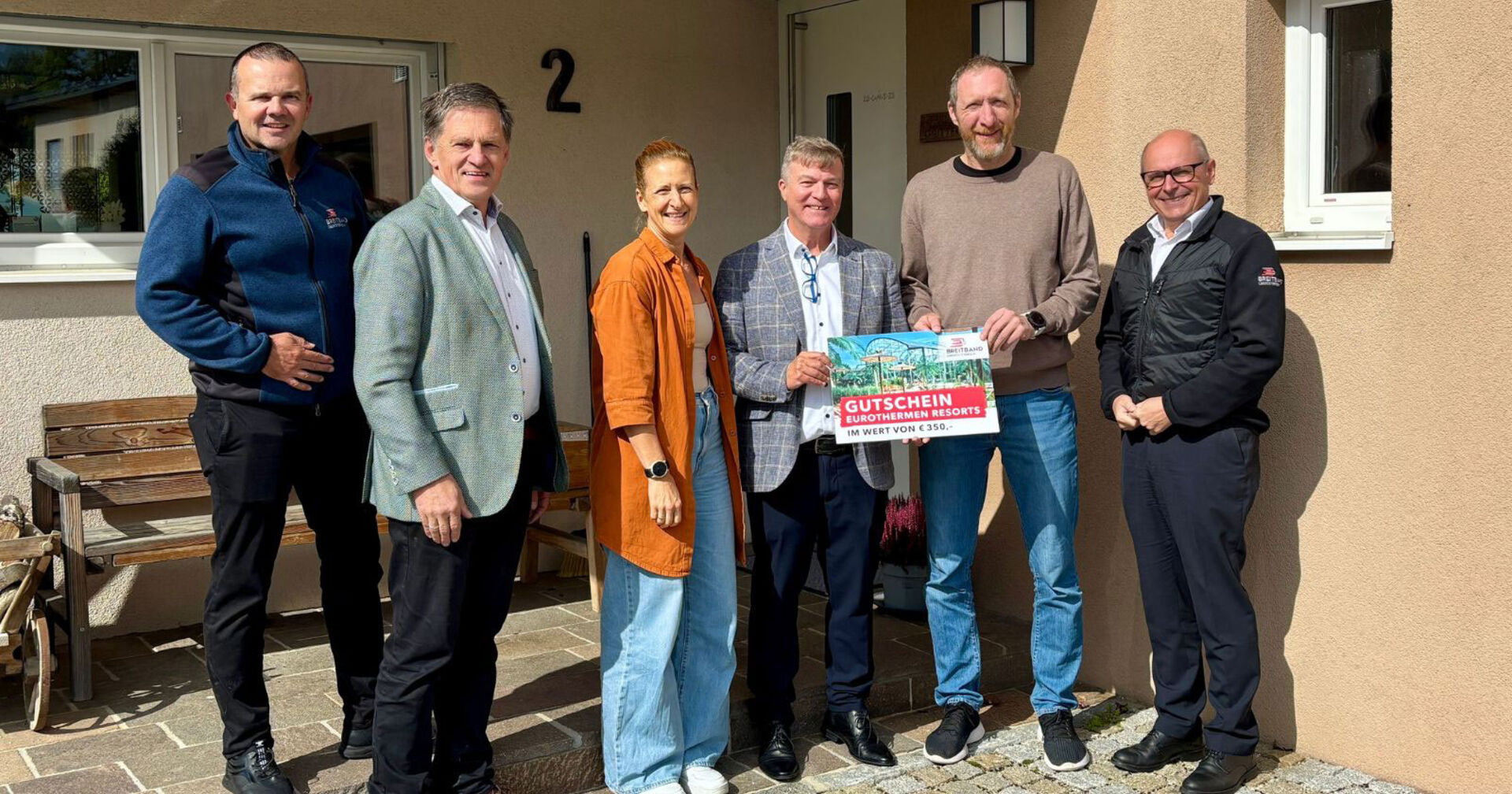 Gruppe an Personen bei der Übergabe eines Gutscheins | Credit: BBOÖ