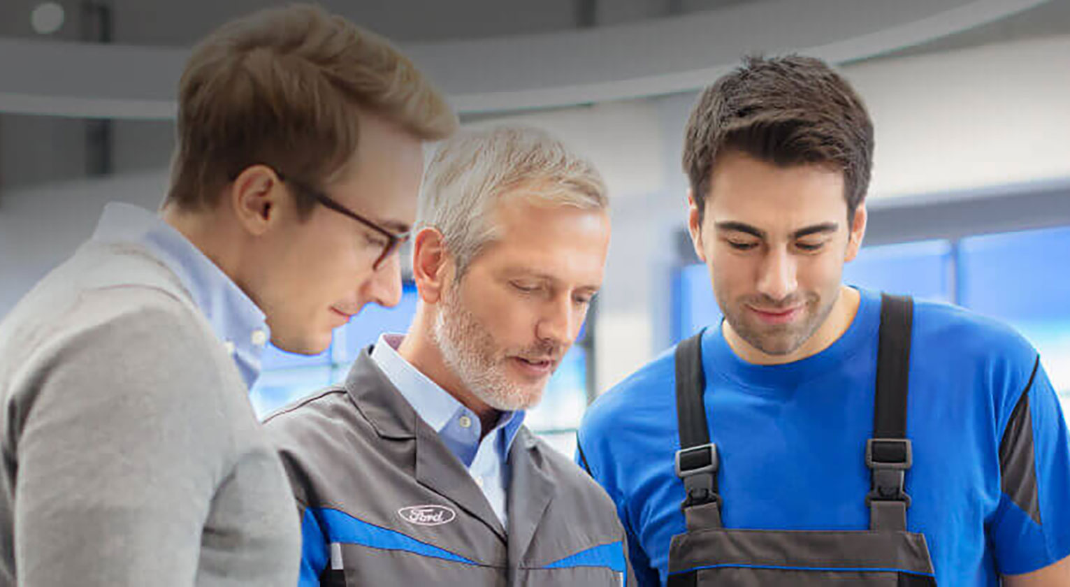 Mechaniker-Meister mit zwei Mitarbeitern | Credit: Autohaus Ornig