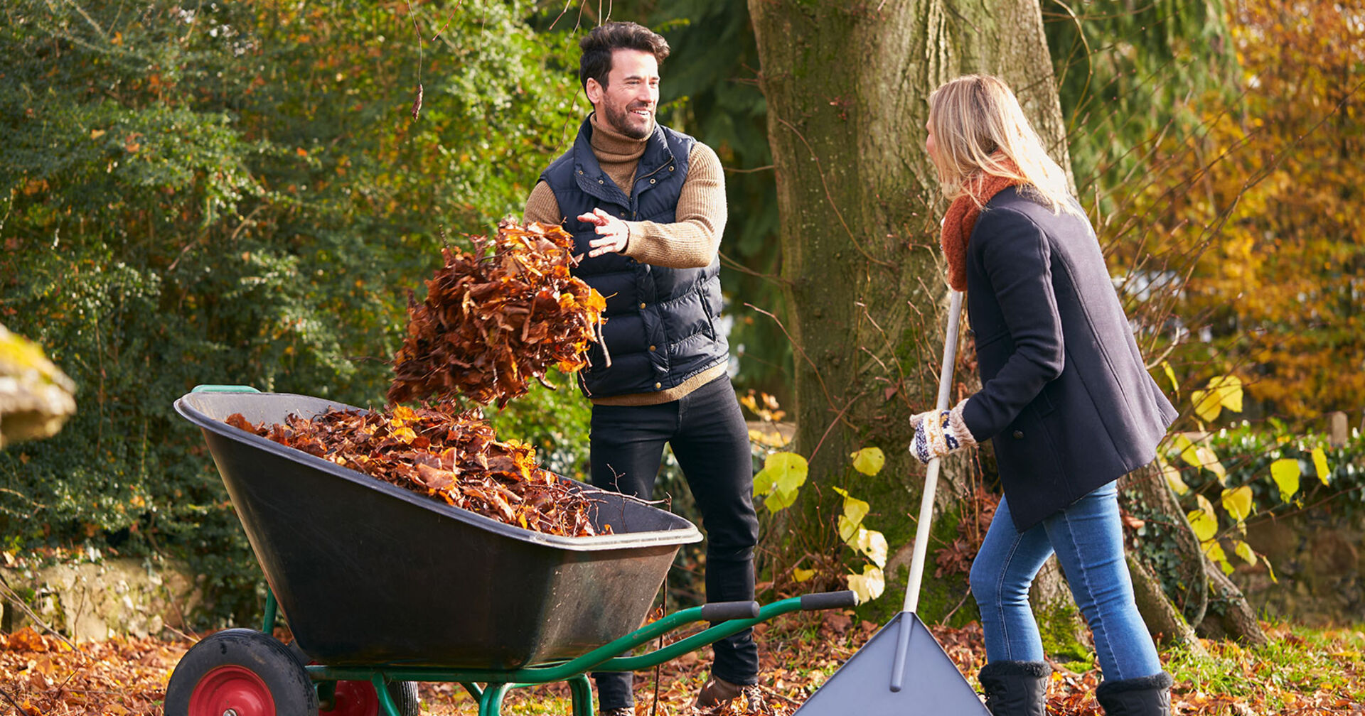 Junge Frau und junger Mann bei der gemeinsamen Gartenarbeit im Herbst | Credit: iStock.com/monkeybusinessimages