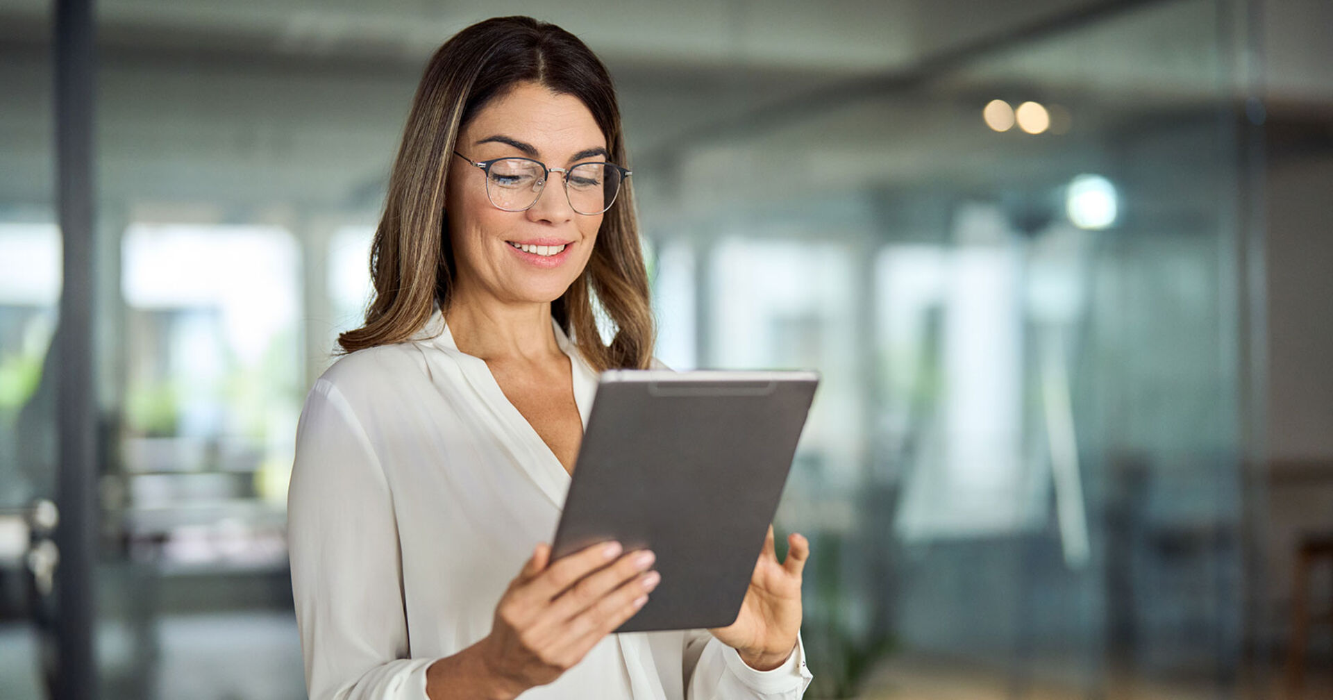 Geschäftsfrau mit Tablet in der Hand | Credit: iStock.com/insta_photos